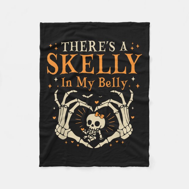 There's Skelly In My Belly Pregnant Funny Skeleton Fleecedecke (Vorderseite)