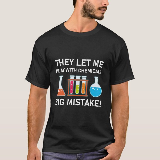 They let me play with chemicals big mistake! T-Shirt (Vorderseite)