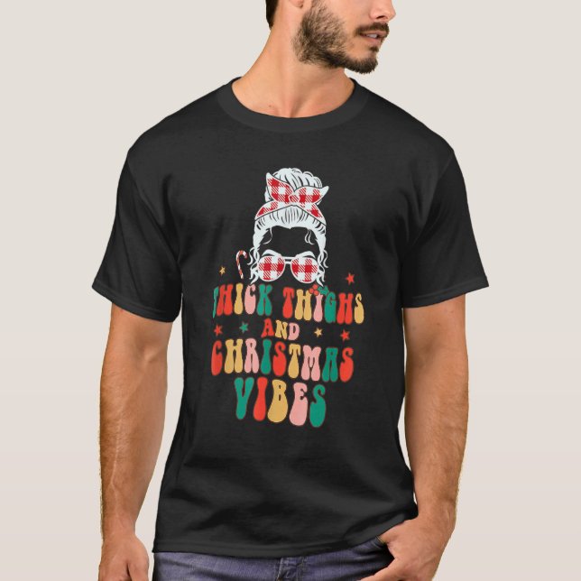 Thick Thighs And Christmas Vibes Merry Xmas Groovy T-Shirt (Vorderseite)