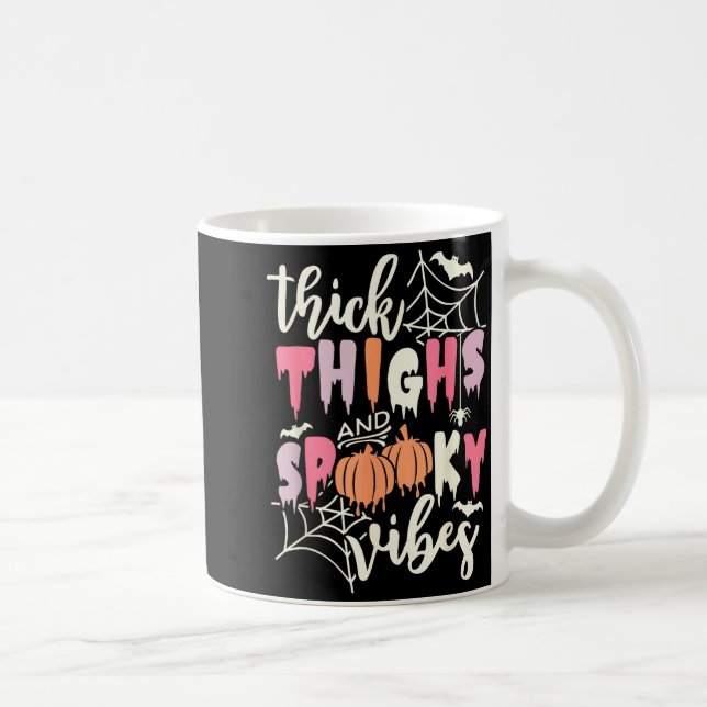Thick Thighs And Soky Vibes Retro Groovy Halloween Kaffeetasse (Rechts)