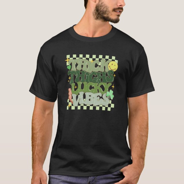 Thick Thighs Lucky Vibes Retro Groovy Women St Pat T-Shirt (Vorderseite)