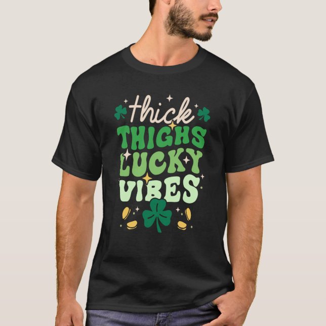 Thick Thighs Lucky Vibes Shamrock Happy St Patrick T-Shirt (Vorderseite)