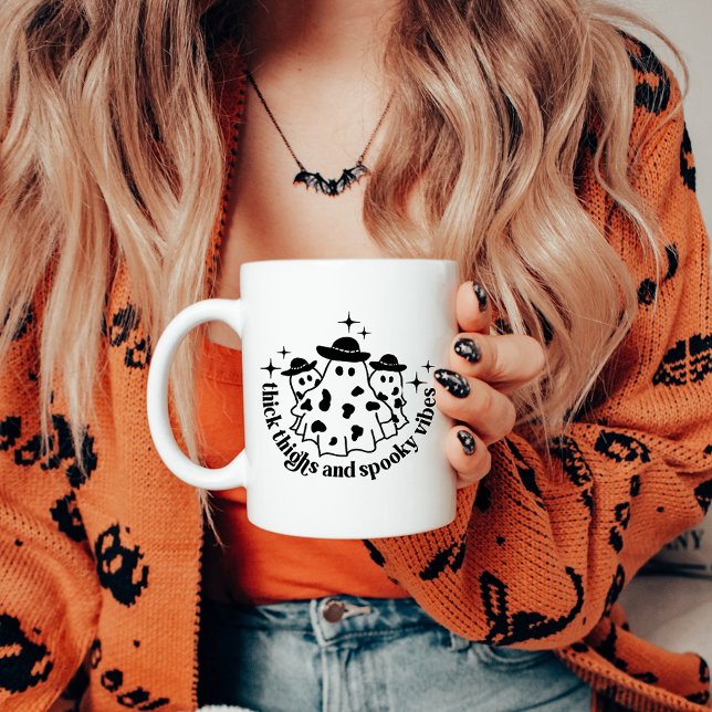 Thick Thighs & Spooky Vibes Halloween Kaffeetasse (Von Creator hochgeladen)