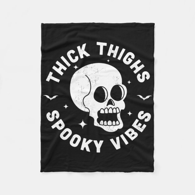 Thick Thighys Spooky Vibes Funny Halloween Skull W Fleecedecke (Vorderseite)