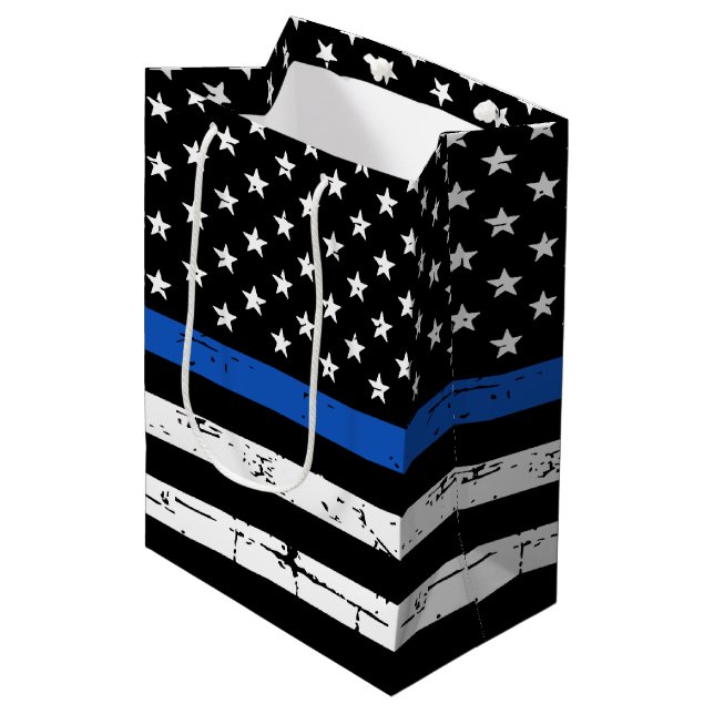 Thin Blue Line American Flag Police Officer Mittlere Geschenktüte (Vorderseite Schrägansicht)