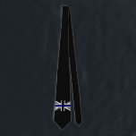 Thin Blue Line - UK Krawatte<br><div class="desc">"Dünne blaue Linie" ist ein Begriff,  der sich normalerweise auf den Begriff der Polizei als die Linie bezieht,  die die Gesellschaft vom Abstieg in gewalttätiges Chaos behalte.[1] Das "Blau" in "dünner blauer Linie" bezieht sich auf die blaue Farbe der Uniformen vieler Polizeiabteilungen. Dies ist die britische Fassung.</div>
