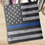 Thin Blue Line USA Flag - Polizeibeamte<br><div class="desc">Die Einführung unserer neuen Tasche mit der blauen Linie der Thin Blauen Linie ist ideal für Polizeibeamte, Polizeimütter, polizeiliche Ehefrauen, Polizeifrauen und alle, die will, ihre Unterstützung für die Strafverfolgung zu zeigen. Diese Tasche ist mit Imitat-Leder und einem bedrückten Vintagen Stil gestaltet und verfügt über die amerikanische Flagge mit einer...</div>