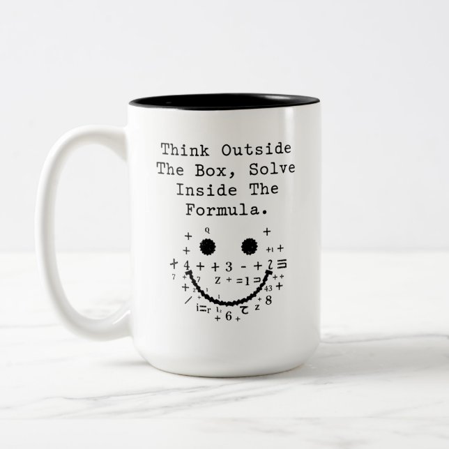 Think Outside The Box Solve Inside Formula Zweifarbige Tasse (Links)