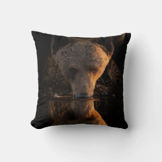 Thirsty Brown Bear am Bach Throw Kissen