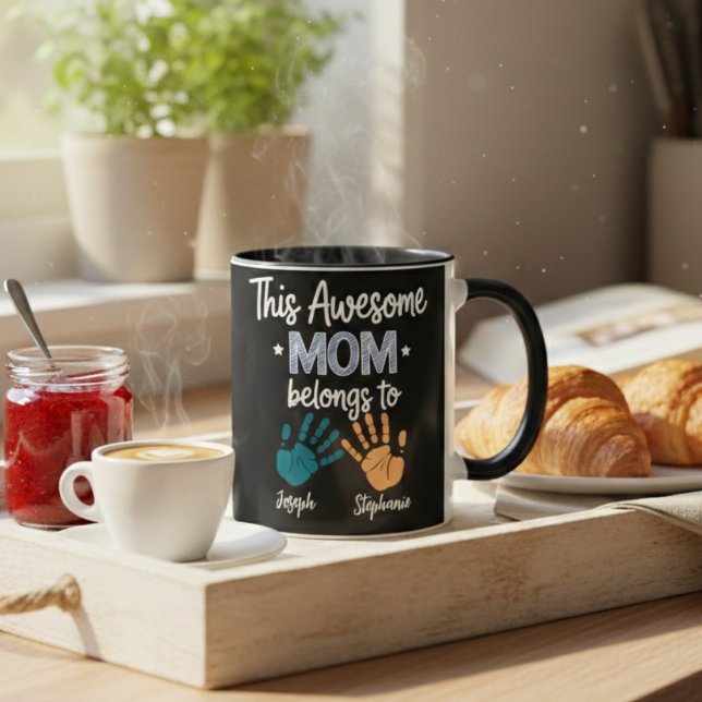 This Awesome Mom Belongs To Handprint Kids Tasse (Von Creator hochgeladen)