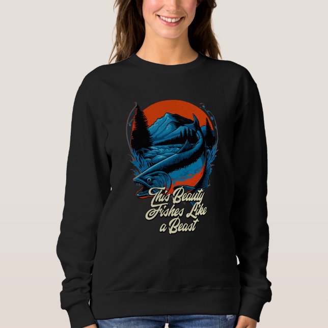 This Beauty Fishes Like a Beast Hunting Ocean Hunt Sweatshirt (Vorderseite)