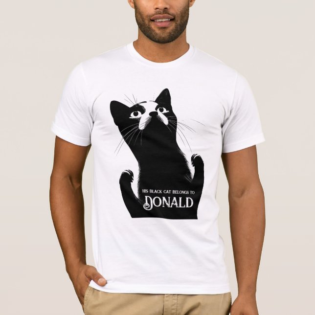 This Black Cat Belongs to [Name] – Personalized T-Shirt (Vorderseite)