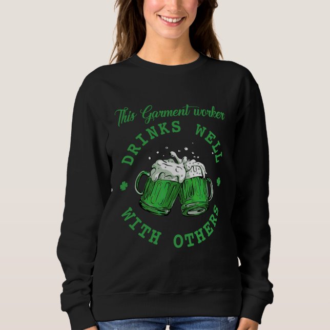This Garment worker Drinks Well With Others St Pat Sweatshirt (Vorderseite)