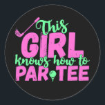 This Girl Knows How To Par Tee Golfing Girl Golf Runder Aufkleber<br><div class="desc">This Girl Knows How To Par Tee Golfing Girl Golf Lover Gift. Perfect gift for your dad,  mom,  papa,  men,  women,  friend and family members on Thanksgiving Day,  Christmas Day,  Mothers Day,  Fathers Day,  4th of July,  1776 Independent day,  Veterans Day,  Halloween Day,  Patrick's Day</div>