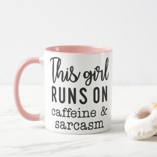 This Girl Runs on Caffeine and Sarcasm Funny Tasse