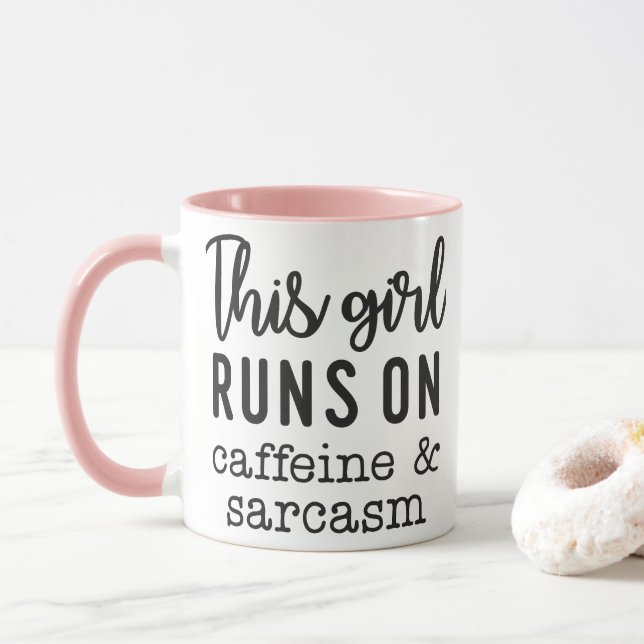This Girl Runs on Caffeine and Sarcasm Funny Tasse (Mit Donut)