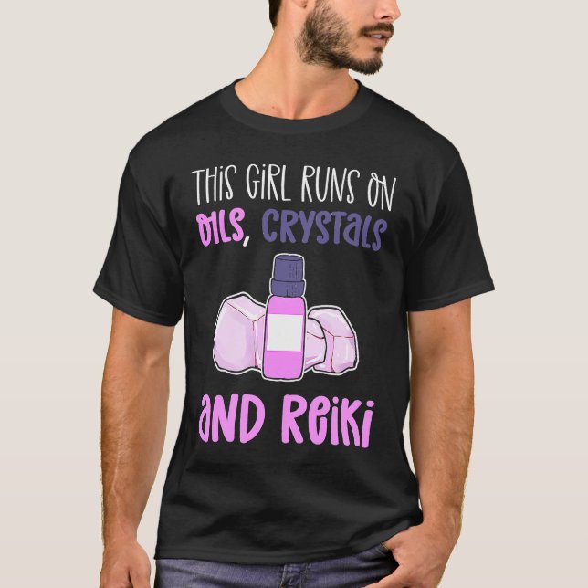 This Girl Runs On Oils Crystals & Reiki Practition T-Shirt (Vorderseite)
