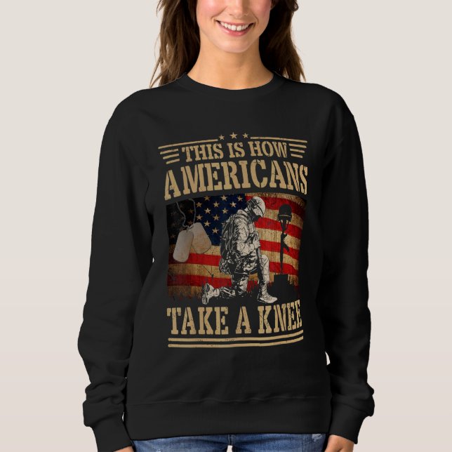 This is How Americans Take a Knee Flag Veteran Sweatshirt (Vorderseite)
