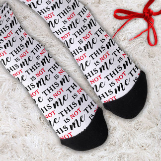 This Is Not Me Lustige Rote Schwarze Typografie Socken