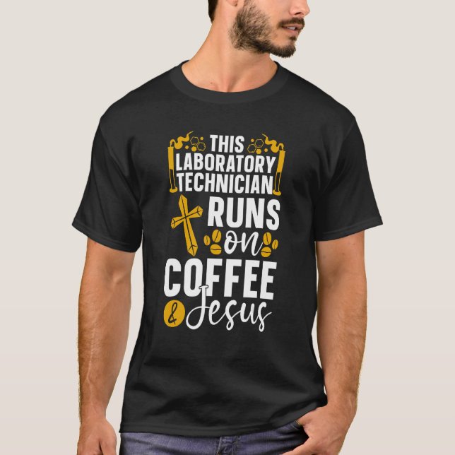 This Laboratory Technician Runs On Coffee Chemist  T-Shirt (Vorderseite)