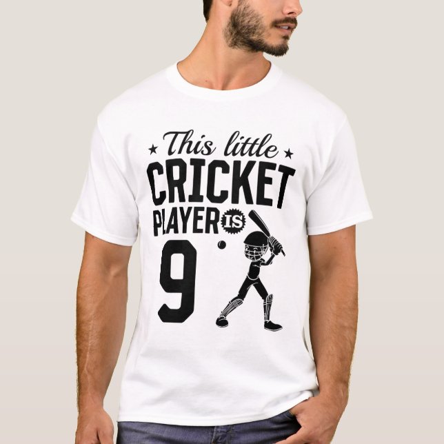 This Little Cricket Player Is 9 Years Old - 9th Bi T-Shirt (Vorderseite)
