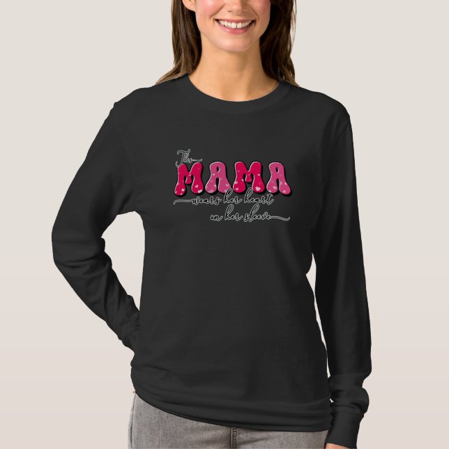 This Mama Wears Her Heart On Her Sleeve Valentine' T-Shirt (Vorderseite)