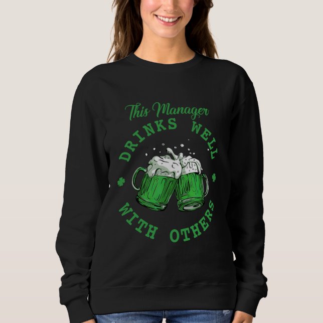 This Manager Drinks Well With Others St Patrick's  Sweatshirt (Vorderseite)