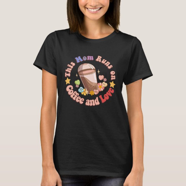 This Mom Runs on Coffee and Love Funny Caffeine Mo T-Shirt (Vorderseite)