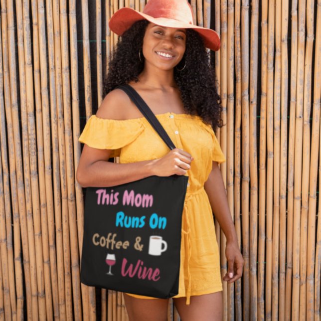 This Mom Runs on Coffee and Wine (Von Creator hochgeladen)