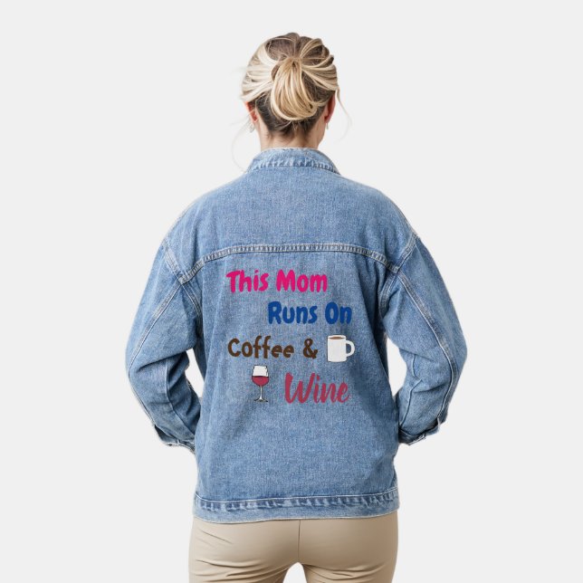 This Mom Runs on Coffee and Wine Jeansjacke (Modell)
