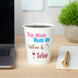 This Mom Runs on Coffee and Wine Pappbecher