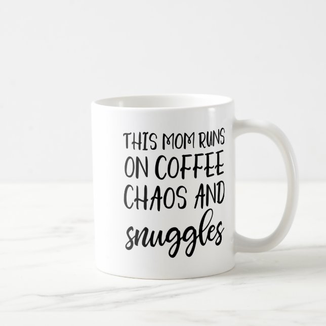 This Mom Runs On Coffee Chaos And Snuggles  Kaffeetasse (Rechts)