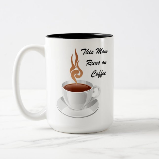 This Mom Runs on Coffee Zweifarbige Tasse (Links)
