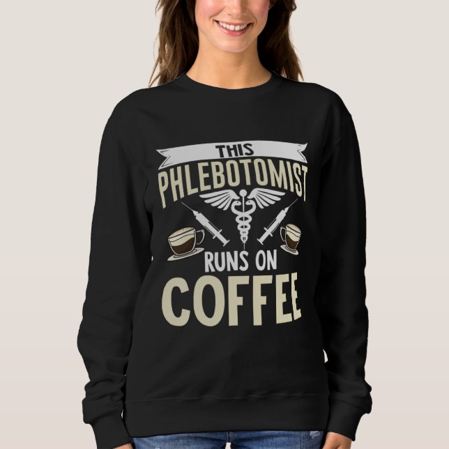 This Phlebotomist Runs On Coffee Phlebotomy Tech T Sweatshirt (Vorderseite)