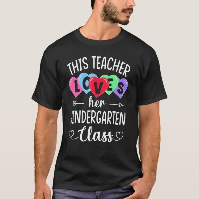 THIS TEACHER LOVES HER KINDERGARTEN CLASS Valentin T-Shirt (Vorderseite)