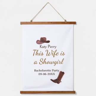 This Wife is a showgirl bachelorette party name da Wandteppich Mit Holzrahmen