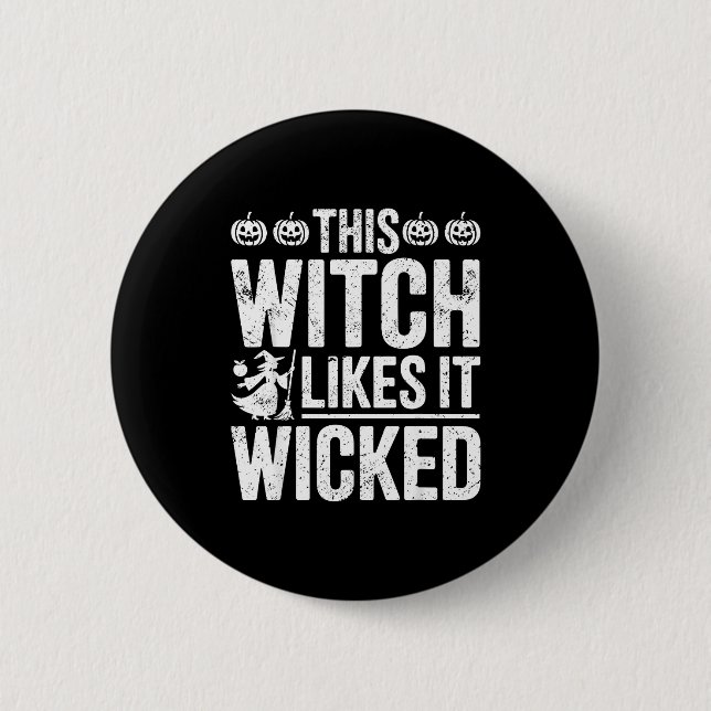 This Witch Likes It Wicked Funny Halloween Broom  Button (Vorderseite)
