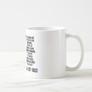 Thoreau unterschiedlicher Schlagzeuger-Schritt zur Kaffeetasse