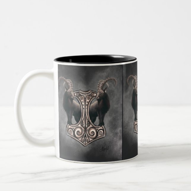 Thor's Might: Mjölnir und der Thunderous Companion Zweifarbige Tasse (Links)
