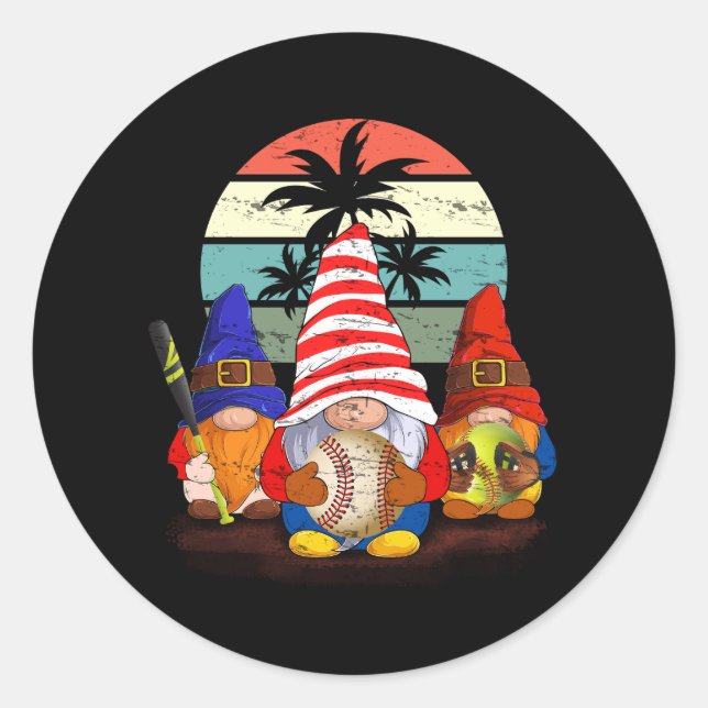 Three Baseball Gnomes Softball Gnome Funny Sport B Runder Aufkleber (Vorderseite)