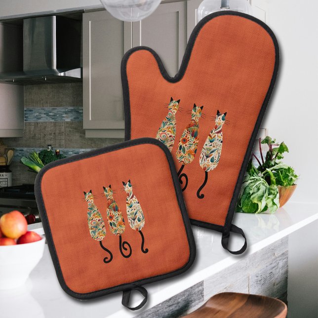 Three Boho Cats Orange Ofenhandschuh & Topflappen-Set (Pot holder set with three boho patterned cats on a burnt orange background.  )