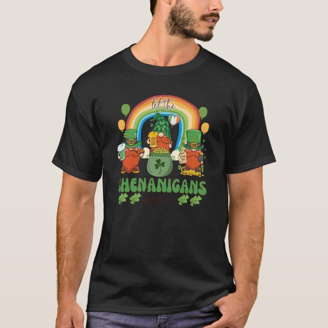 Three Gnome St Patricks Day Let the Shenanigans Be T-Shirt (Vorderseite)