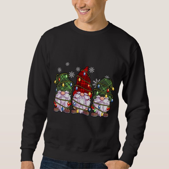 Three Gnomes Buffalo Kariert Red Christmas Sweatshirt (Vorderseite)