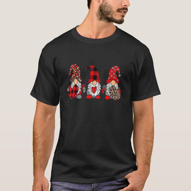 Three Gnomes Holding Leopard Heart & Plaid Valenti T-Shirt (Vorderseite)