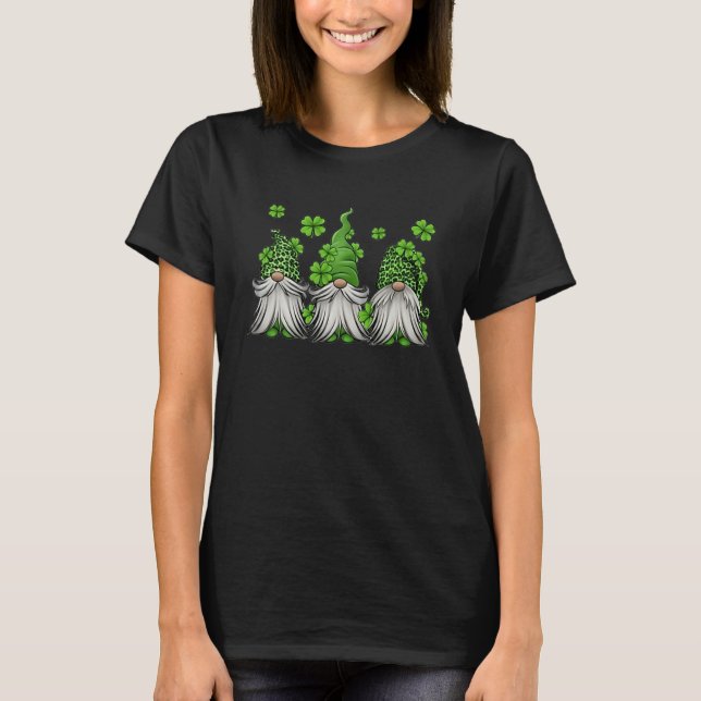 Three Gnomes Holding Shamrock Leopard Plaid St Pat T-Shirt (Vorderseite)