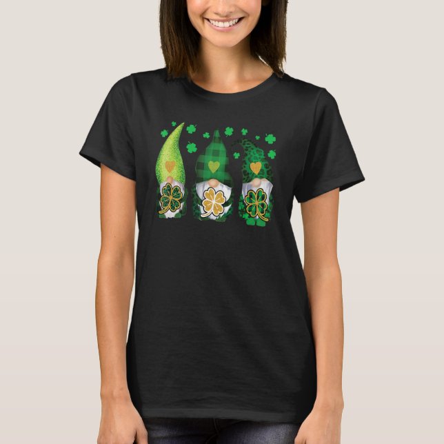 Three Gnomes Holding Shamrock Leopard Plaid St Pat T-Shirt (Vorderseite)