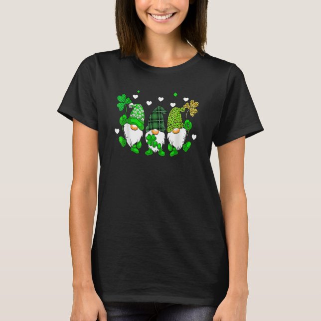 Three Gnomes Holding Shamrock Leopard Plaid St Pat T-Shirt (Vorderseite)