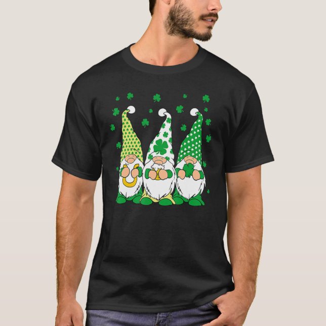 Three Green Irish Gnomes Shamrock Clover St Patric T-Shirt (Vorderseite)
