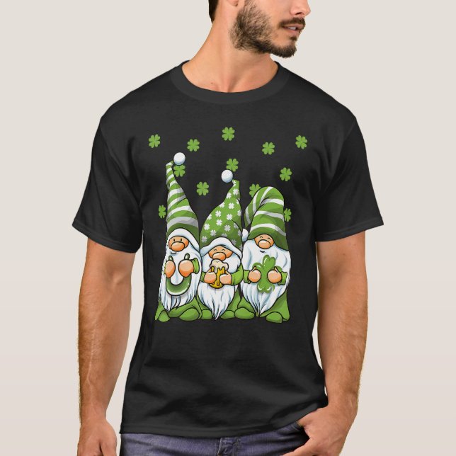 Three Green Irish Gnomes Shamrock Clover St Patric T-Shirt (Vorderseite)