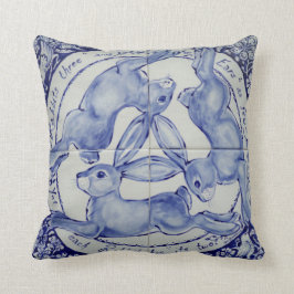 Three Hares Rabbit Blue & White Medallion Bird Kissen